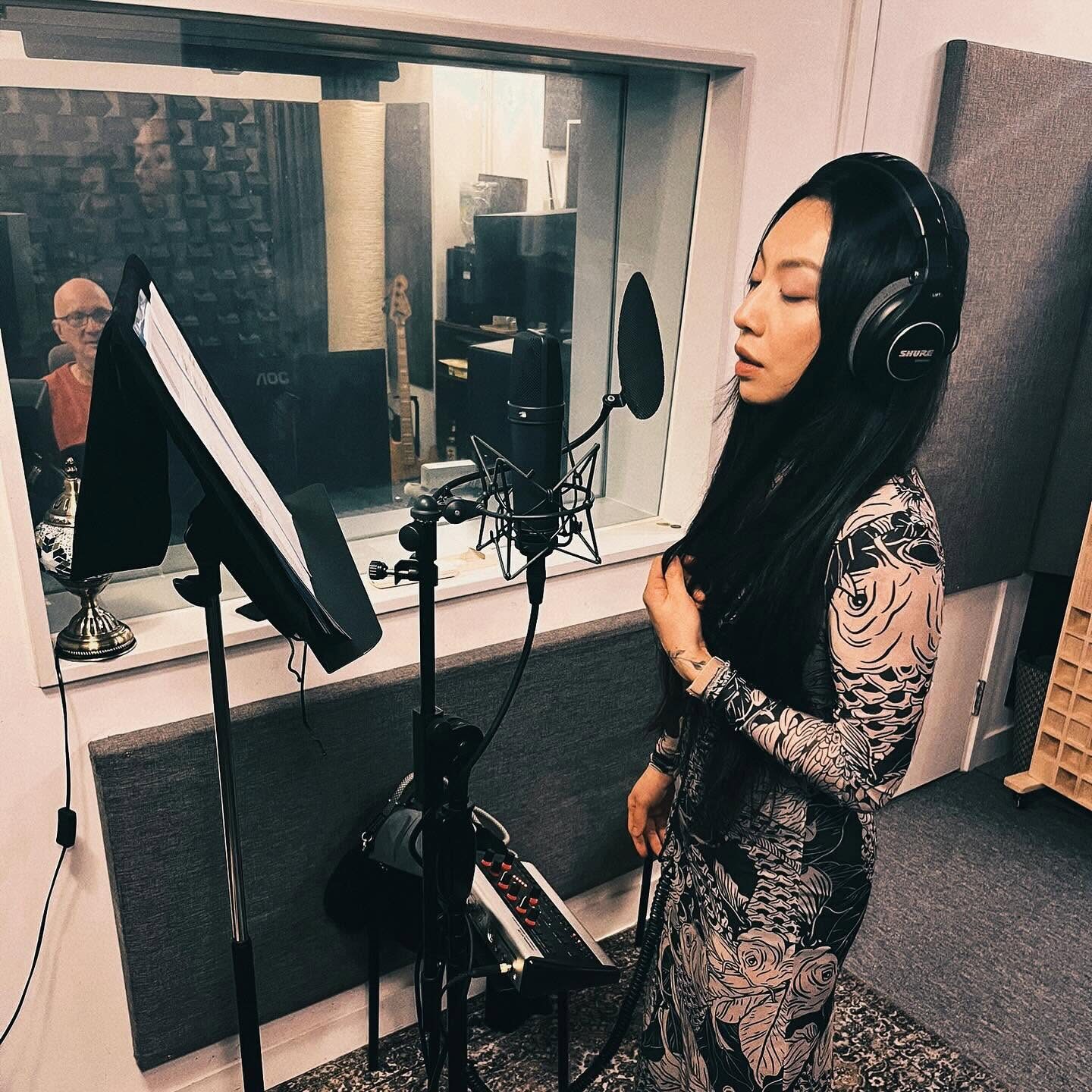 女歌手 vocal 錄音 · Shure headphones